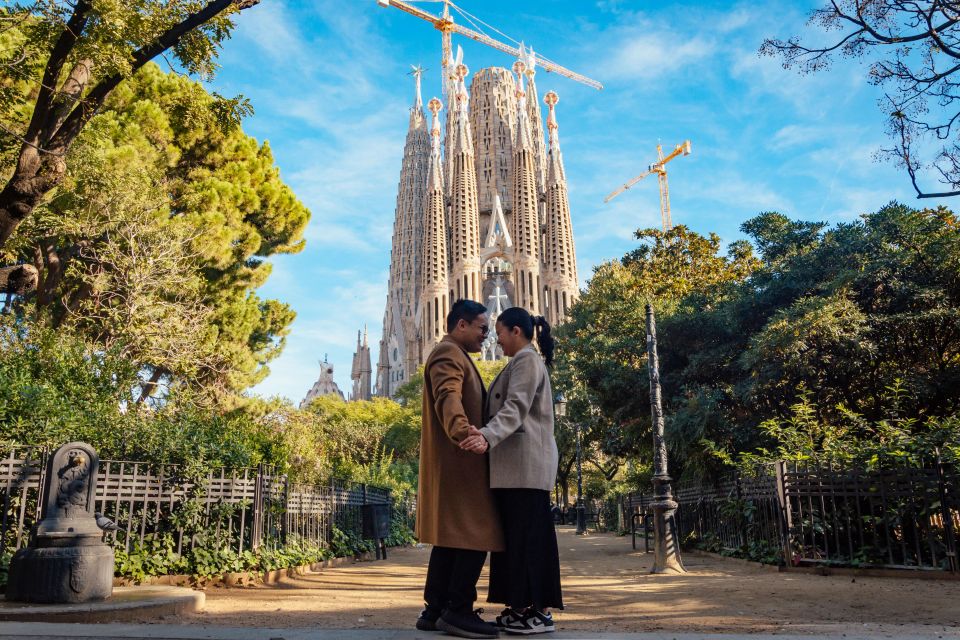 Romantic Photoshoot Experience for Couples in Barcelona - Why a couple shoot by Sagrada Familia makes sense