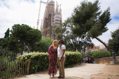 Romantic Photoshoot Experience for Couples in Barcelona - Getting started at the Sagrada Familia Souvenir Shop