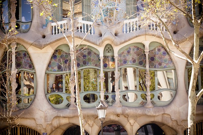 Sagrada Familia and Barcelona Highlights: Private Guided 4-Hour Driving Tour - Route logic: how the stops fit together without wasting your day