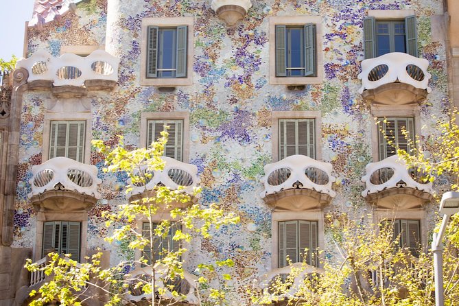 Sagrada Familia and Barcelona Highlights: Private Guided 4-Hour Driving Tour - Stop 4: Gothic Quarter to Las Ramblas for orientation and atmosphere