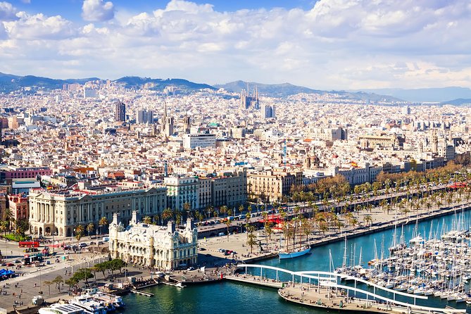 Sagrada Familia and Old Town Private Tour with Hotel Pick-up - Ciutat Vella on Foot: The Gothic Quarter, Squares, and Real Anchors