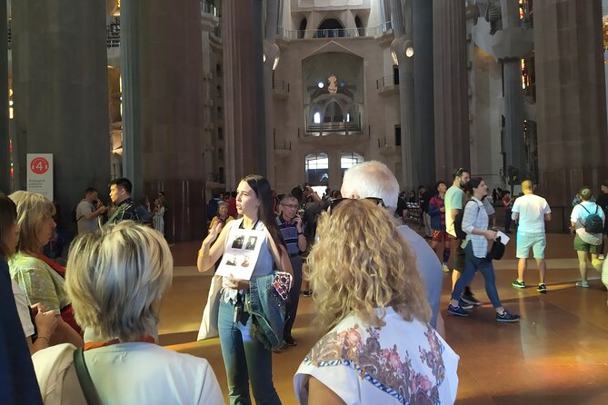 Sagrada Familia English Guided Tour & Optional Tower Access - The group pace: 1 hour 30 minutes with real-world timing