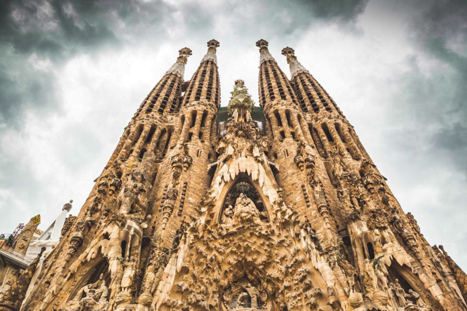 Sagrada Familia & Gaudi Guided Tour Private or Small Groups - The metro ride to Sagrada Familia: efficient logistics that keep the day sane
