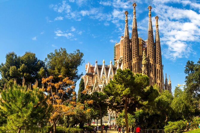 Sagrada Familia : Guided tour inside Skip the line! - The Interior: Central Ship, Stained Glass Light, and Tree Columns