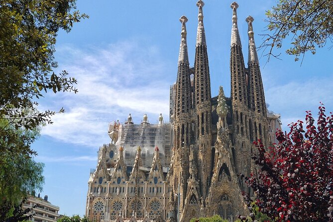 Sagrada Familia Guided Tour & Skip the Line Ticket in Barcelona - Decoding Gaudí’s Symbols at the Basilica de la Sagrada Família
