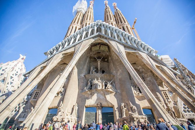 Sagrada Familia guided Tour with a German-Speaking Guide - Why a German-English Sagrada Familia tour helps you see more