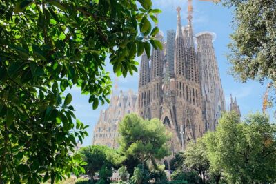 Sagrada Familia & La Pedrera Small Group Tour with Cava Tasting - The cava pause and the Eixample stroll that keeps it human