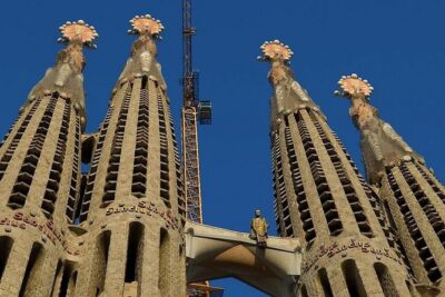 Sagrada Familia Private Tour with Skip-the-Line Ticket - Meeting points and how the tour really ends