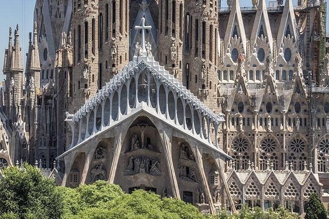 Sagrada Familia Private Tour with Skip-the-Line Ticket - Guides: what you can realistically expect from Elisabet and others