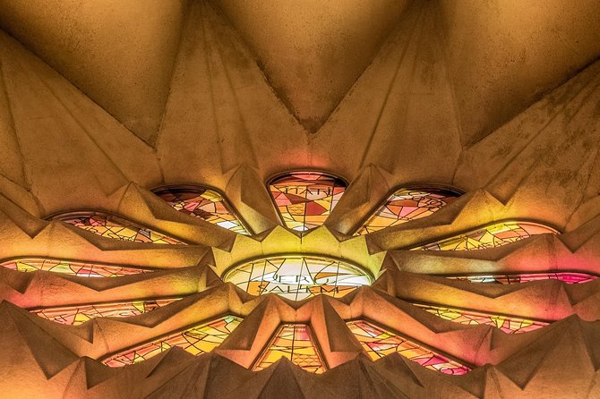 Sagrada Familia Skip-the-Line Private Tour with Guide - Towers are optional: if you want height, add it early