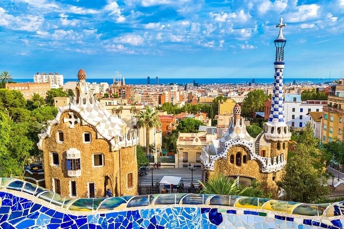 Sagrada Familia: Small Group Tour, hotel pick-up with Fast-Track - Group size and guide style: why the experience feels calmer