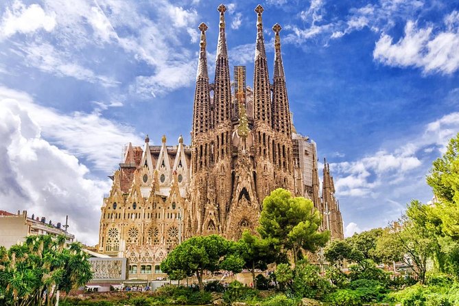 Sagrada Familia: Small Group Tour, hotel pick-up with Fast-Track - Hotel pickup in Barcelona: how it usually goes (and when it doesn’t)