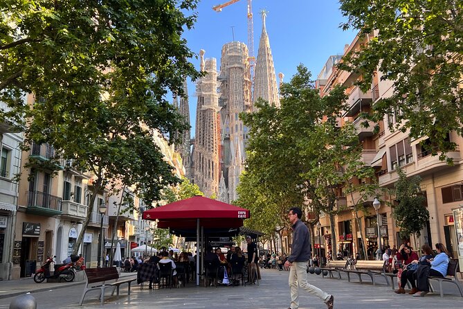 Sagrada Familia Tour with Express Entry and Local Guide - Timing and the light: when the interior looks best