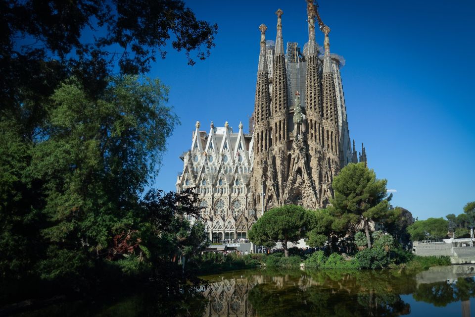 Sailing Experience, Sagrada Familia & Park Guell - 1.5 hours on the Bombon yacht: skyline from the water