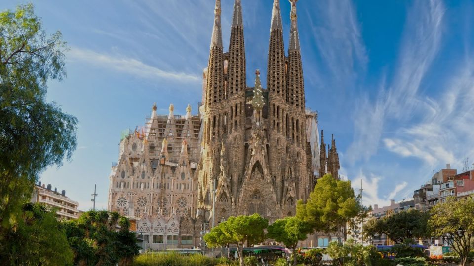 Sailing Experience, Sagrada Familia & Park Guell - Mediterranean sailing snacks and drinks: a small luxury, not a party