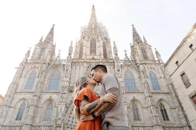 Shine in the Streets of Barcelona: cinematic & candid photos - Key things that make this photo walk work