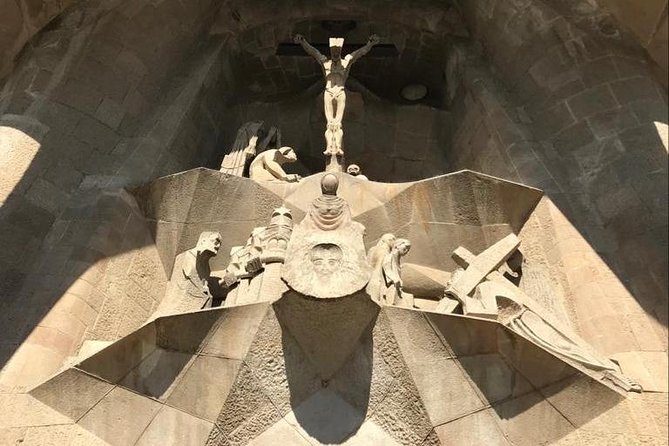 Skip The Line : La Sagrada Familia Guided Tour - Meeting at the Sagrada Familia Souvenir Shop and getting started fast