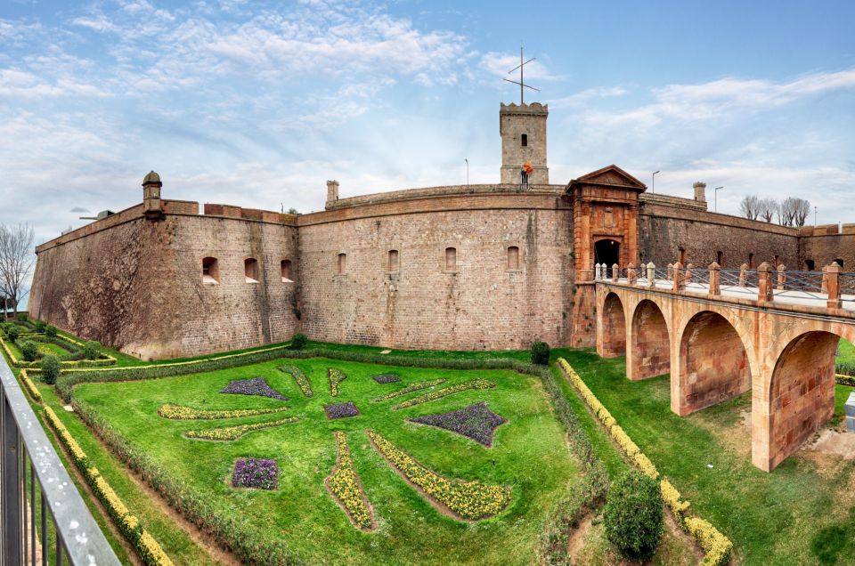 Skip-the-line Montjuïc Castle Tour with a Cable Car Ride - Price and value at $298 per person: when private makes sense