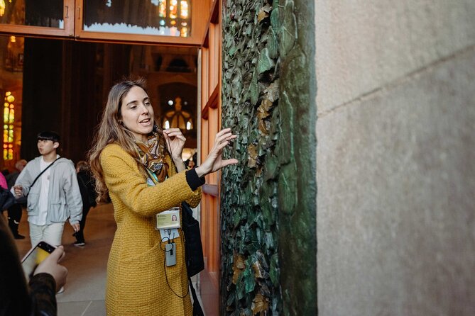 Skip the Line Sagrada Familia Guided Tour & Optional Cava Upgrade - Meeting point at Av. de Gaudí 2: the one detail that can make or break it