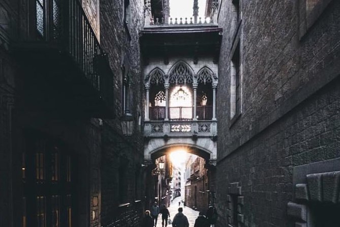 Small Group Barcelona Walking Tour, Flamenco Show & Tapas Dinner - The 6:30pm start: how the meeting sets the tone