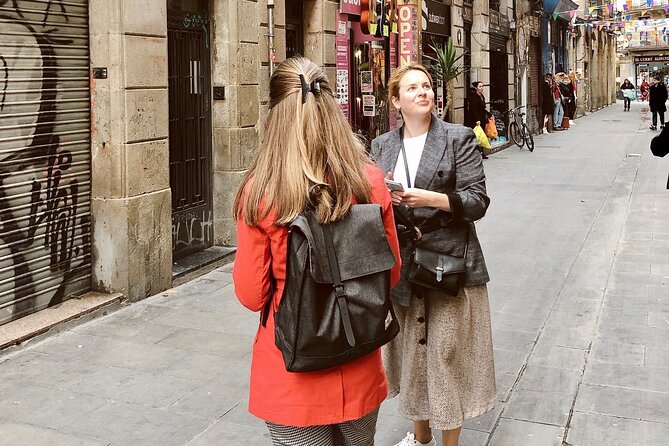 Street Art, Sculptures & Crime Stories Walking Tour – Barcelona - Stop 4: El Born / La Ribera’s Optical Tricks and the Staring Facade