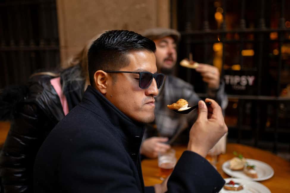Tapas Food Tour with Dinner in Barcelona - Start at Correos y Telégrafos: where your guide is waiting