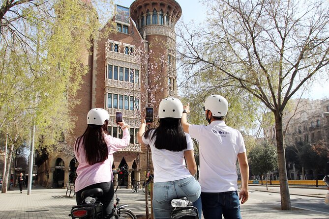 Tapas Tasting Bike/E-Bike Tour in Barcelona - Getting on the e-bikes: meeting point, helmets, and real logistics