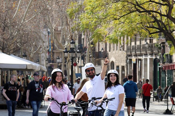 Tapas Tasting Bike/E-Bike Tour in Barcelona - The Sagrada Família stop: making 15 minutes count