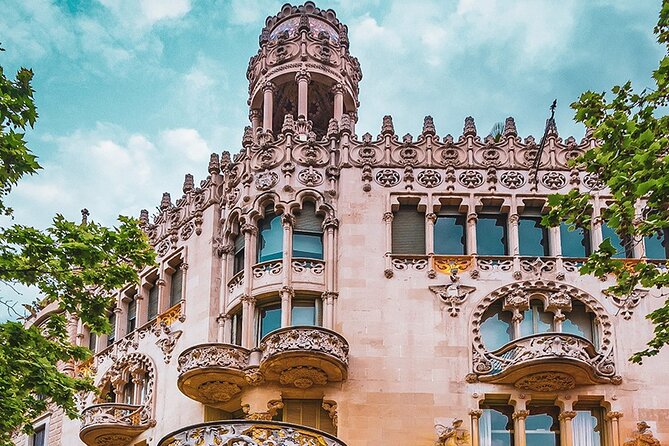 The wonders of architecture 2 hours on foot in Barcelona - Why the Guides Matter Here (French Storytelling, Humor, and Practical Tips)