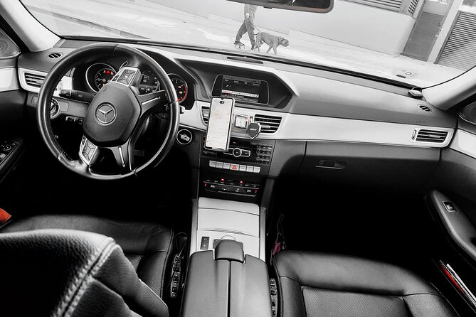 Transfer Barcelona Airport - Vehicles and Driver Experience: Friendly Often, English Varies
