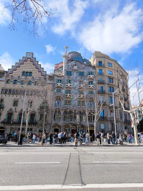 Tur Barcelona în Română - Las Ramblas in motion: what to look for beyond the crowds