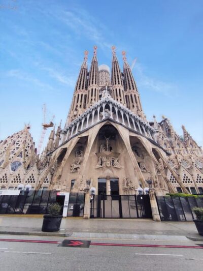 Tur Barcelona în Română - Meeting at Primark by Placa de Catalunya, then using public transport smartly