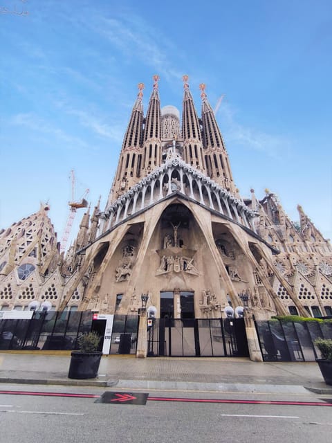 Tur Barcelona în Română - Meeting at Primark by Placa de Catalunya, then using public transport smartly