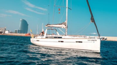 Two Hour Luxury Sailing Experience with Open Bar - The Yacht Experience: 37 Feet, Room to Relax, and Proper Comfort