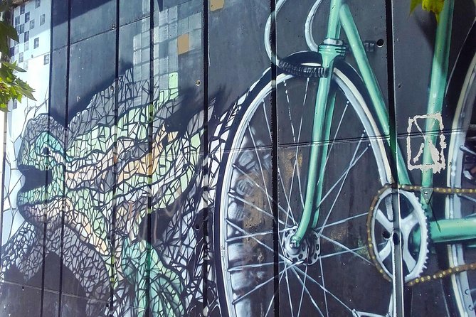 Visite insolite de Barcelone à vélo (en français) - Parc de la Ciutadella et sa cascade: l’endroit où on respire vrai