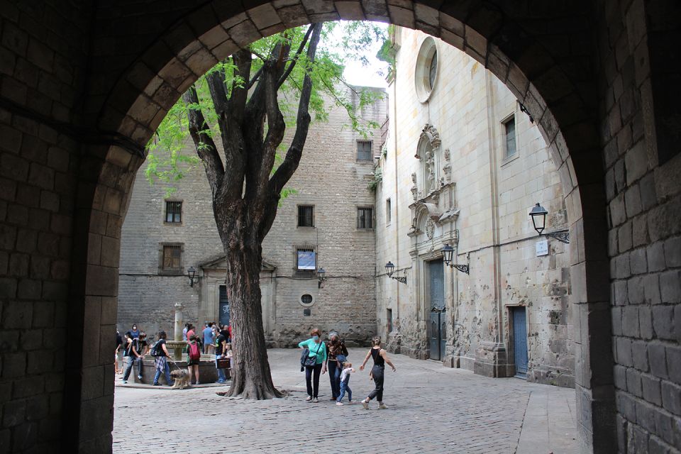 Walking Tour Gothic Quarter and Ramblas+Boat Trip - One Hour on the Public Boat: Maritime Facades and Skyline Views