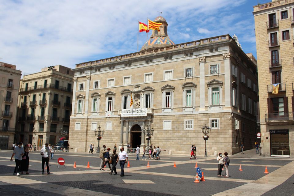 Walking Tour Gothic Quarter and Ramblas+Boat Trip - Starting at Plaça de Carles Pi i Sunyer: Roman Walls to Neo-Gothic Cathedral
