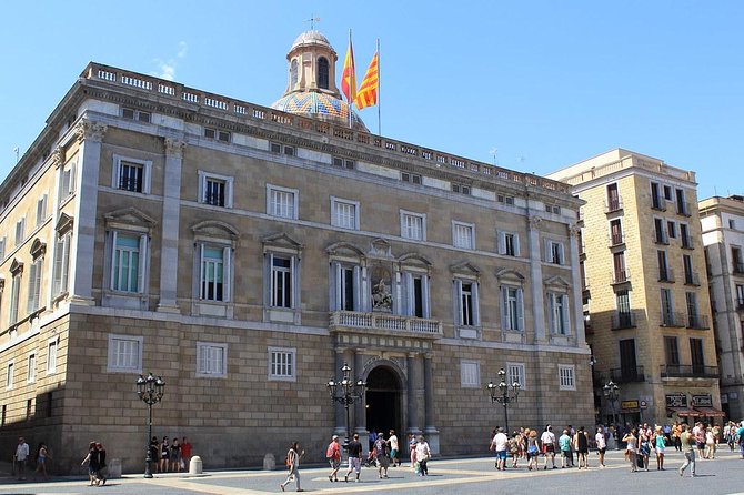 Walking tour of the Gothic Quarter of Barcelona + Cathedral - Barcelona Cathedral Area: Learn First, Enter Later