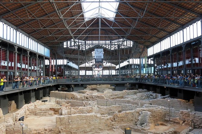 Welcome Tour in Barcelona - Guides make the difference: pacing, rain plans, and map-and-photo context