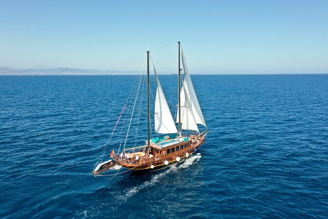 Wooden Boat Sailing with Tapa and Welcome Drink - Music, bar service, and the onboard atmosphere
